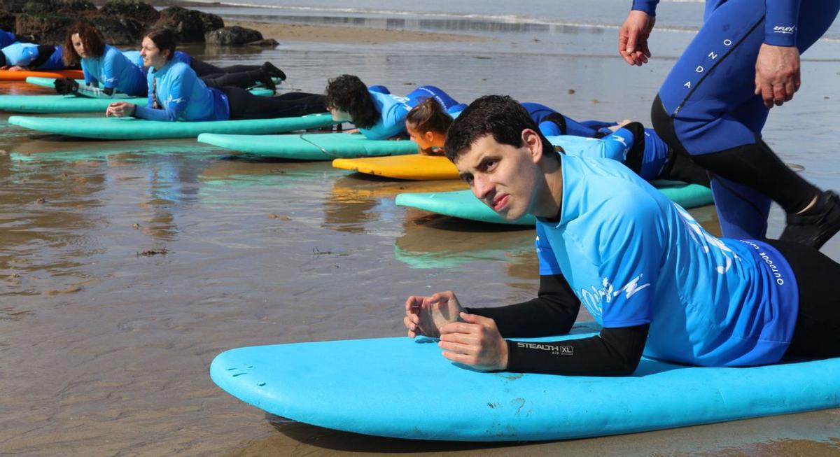 Un usuario de Aspronaga en una actividad inclusiva con Galisurf.