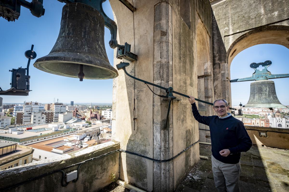 Juan Román, director del Museo de la Catedral, posa ante una de las campanas de incalculable valor.