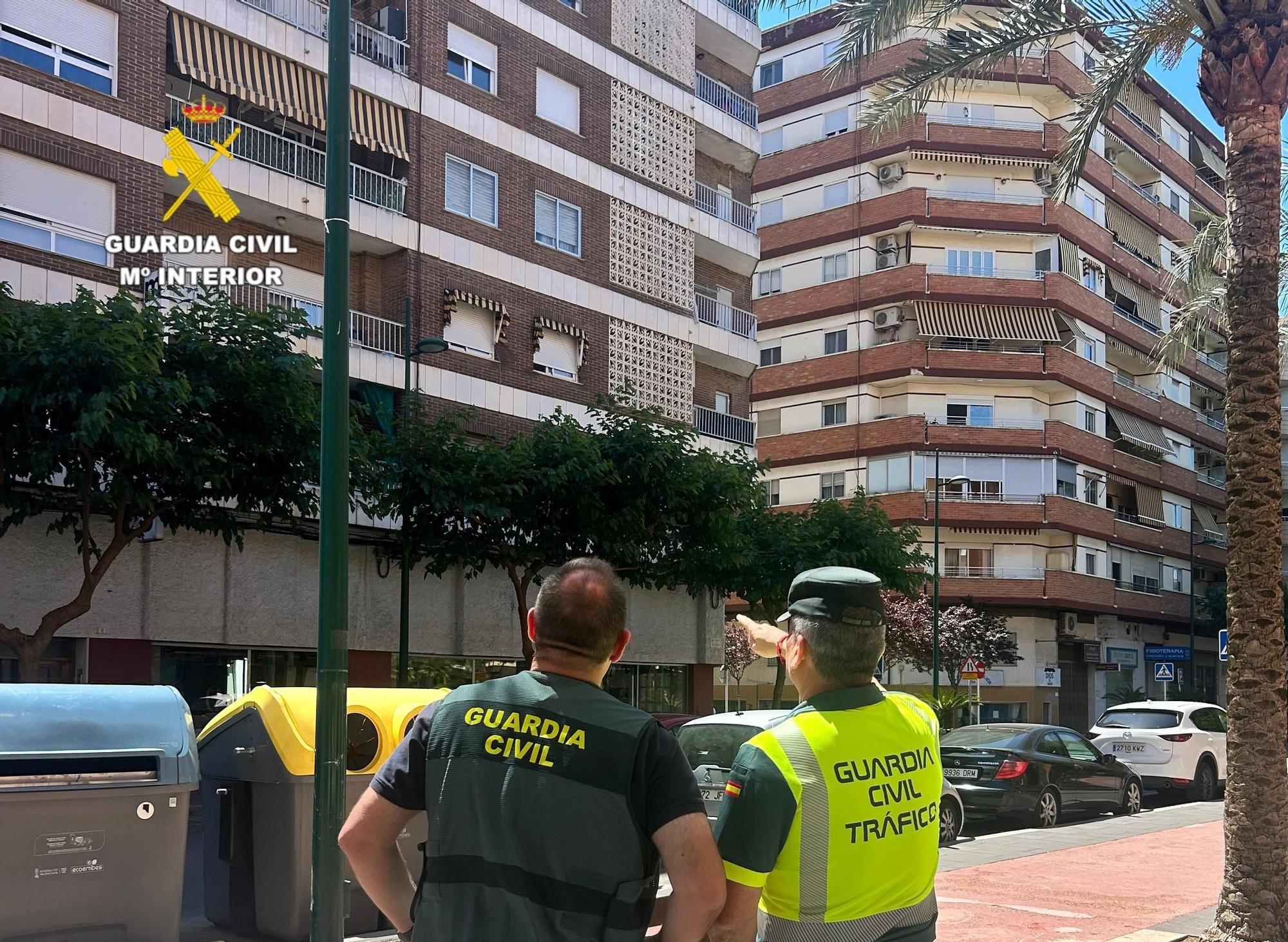 Dos agentes observan la vivienda afectada.