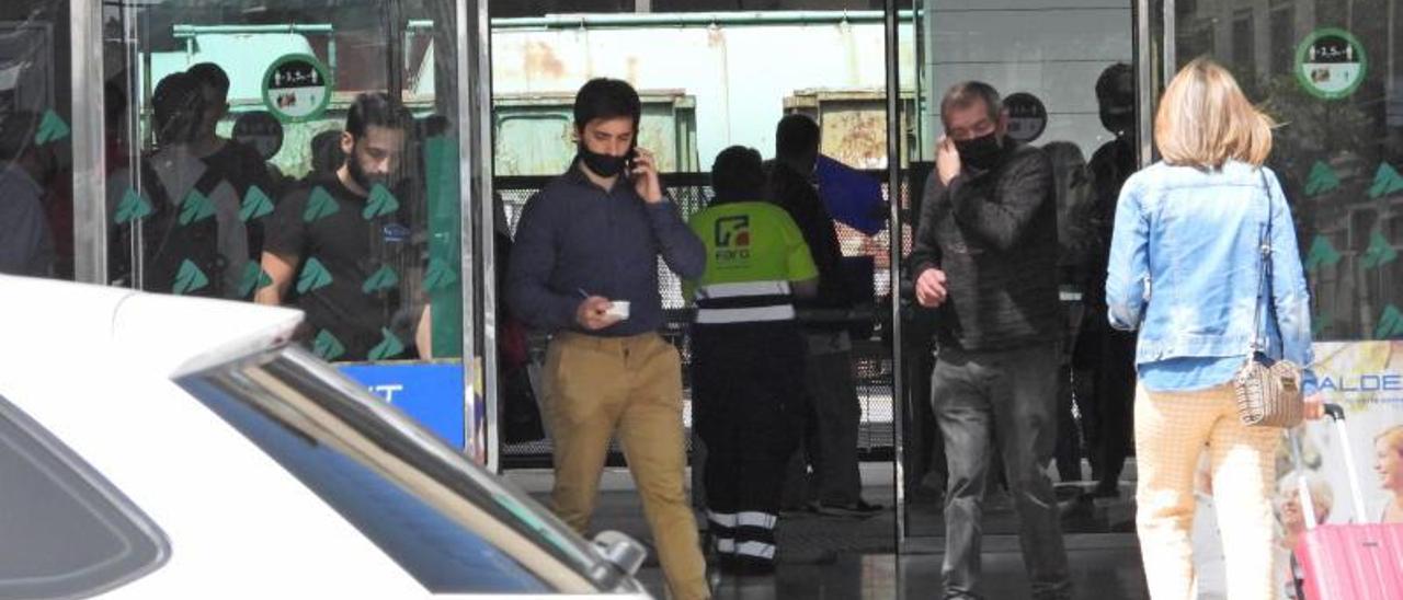 Varias personas salen de la estación de tren de Ourense, tras la llegada del convoy de alta velocidad.   | // F. CASANOVA