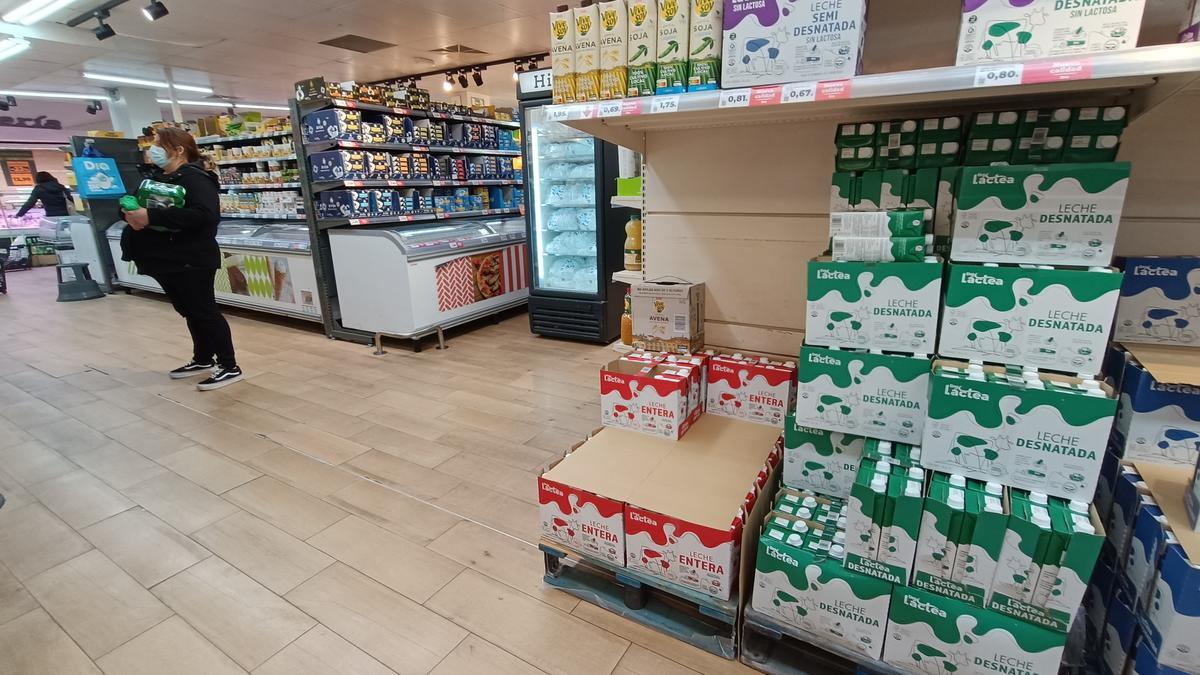 Cajas de leche en un supermercado de la cadena de Dia en Zaragoza el pasado sábado.