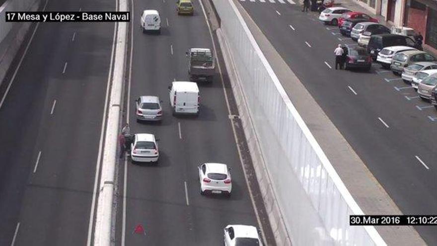 Un camión y un coche se averían en el mismo sitio de la Avenida con una hora de diferencia