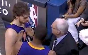 Phil Jackson perd les maneres i dóna un cop al pit a Pau Gasol.