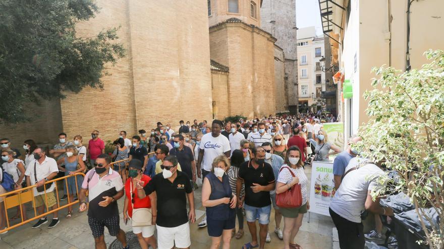 Colas y aglomeraciones para ver el manto de la Virgen de los Desamparados