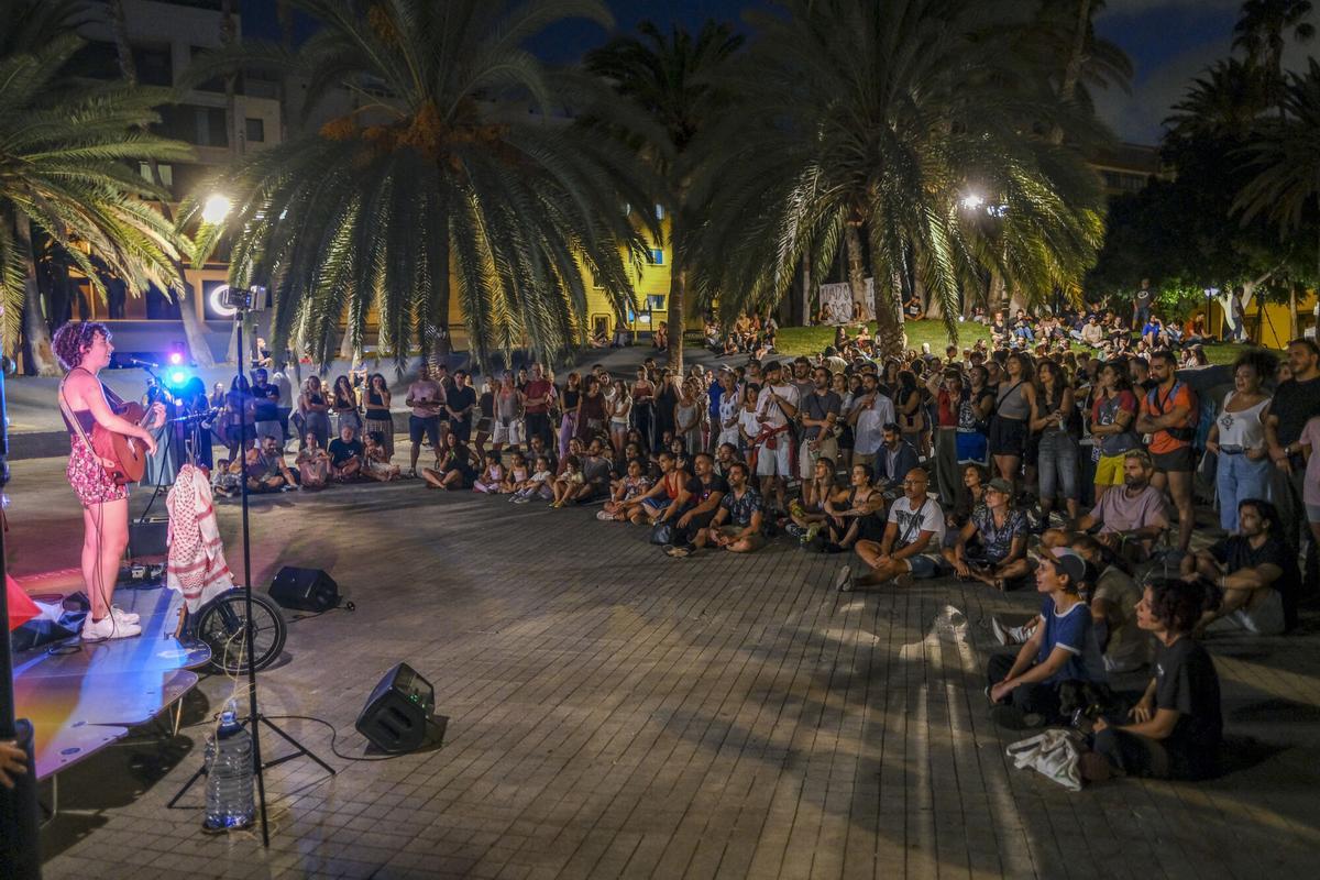 Conciertos en el segundo día de la acampada por la vivienda en la Plaza de La Feria, en Las Palmas de Gran Canaria