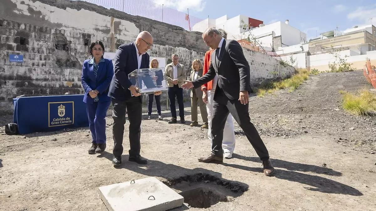 El presidente del Cabildo de Gran Canaria, Antonio Morales, junto al vicepresidente primero y responsable del área de Vivienda, Augusto Hidalgo, y la alcaldesa de Las Palmas de Gran Canaria, Carolina Darias, portan la urna con la primera piedra para construir 63 viviendas en El Secadero.