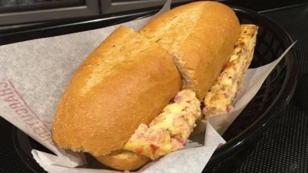 El tradicional bocadillo de tortilla de papas con chacina de La Garriga