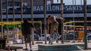 barcelona 26/06/2024 Barcelona. Skaters en la plaza Països Catalans, preocupados con la prespectiva de obras de reforma en la estación de Sants. AUTOR: JORDI OTIX