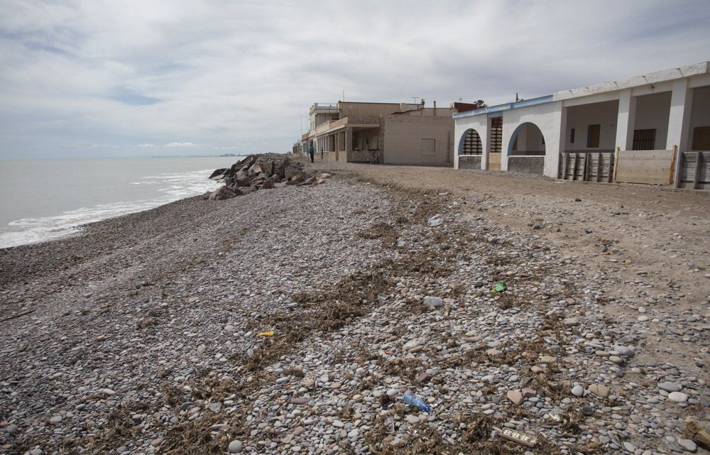 La erosión aumenta en el litoral norte de Sagunt y las piedras llegan a la playa de Canet.