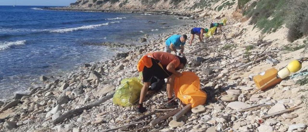 Un grupo de voluntarios de Que Celeste recogen plásticos en s’Estufador, la Mola.