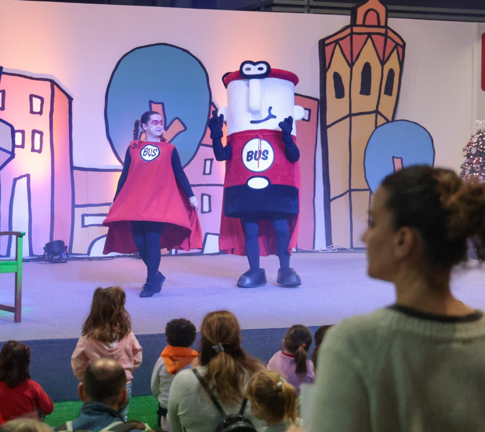 Los más pequeños disfrutan en Expojove de las vacaciones navideñas