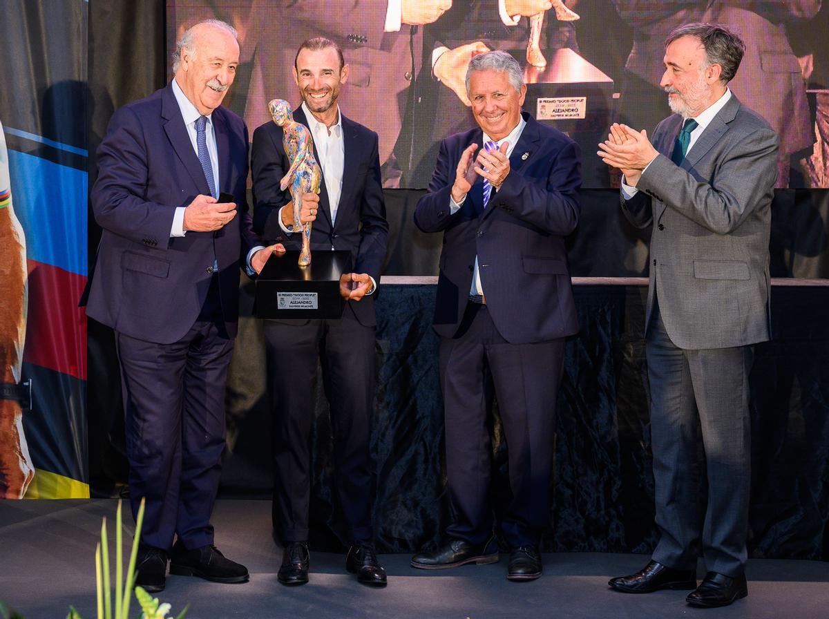 Entrega del galardón a Alejandro Valverde.