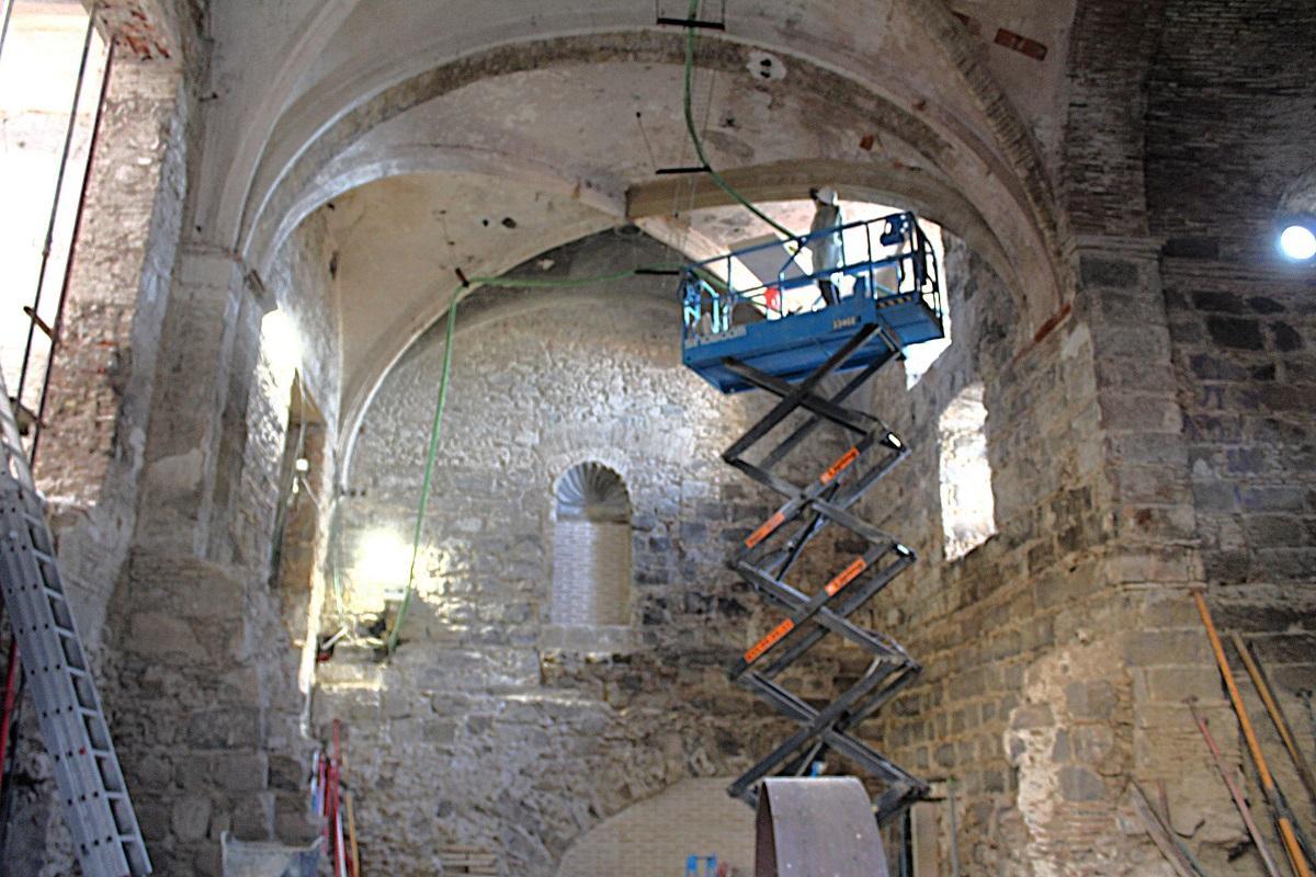 La part de l'absis encara guarda un tram de l'antiga muralla medieval i unes voltes espectaculars