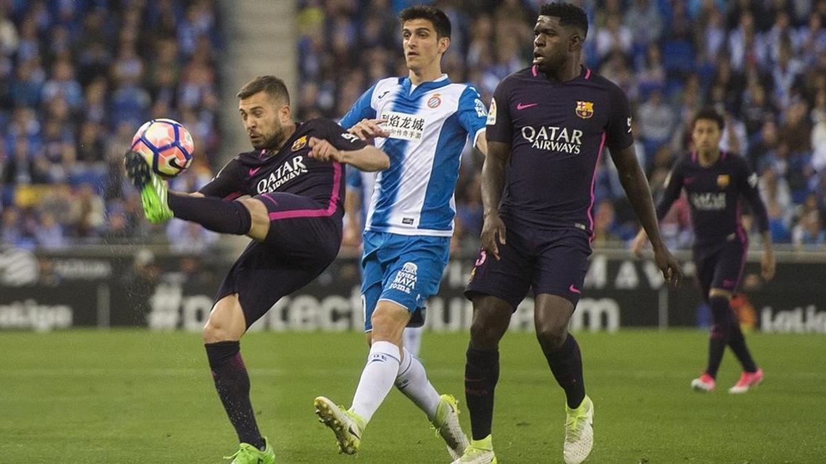 Jordi Alba despeja el balón ante Gerard Moreno, el delantero del Espanyol.