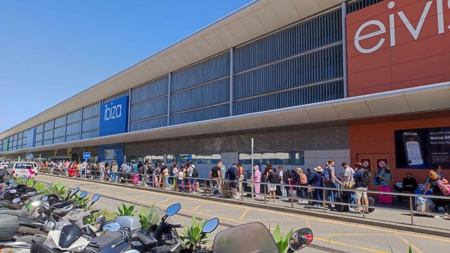 Decenas de turistas esperan un taxi en la terminal de Ibiza