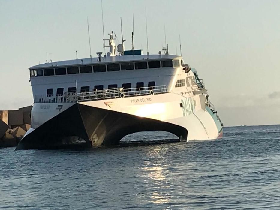 Un ferry con 400 pasajeros encalla en el puerto de Dénia