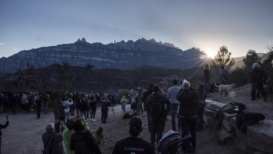 Castellbell i el Vilar es prepara per observar el fenomen natural de la posta de sol per la Foradada