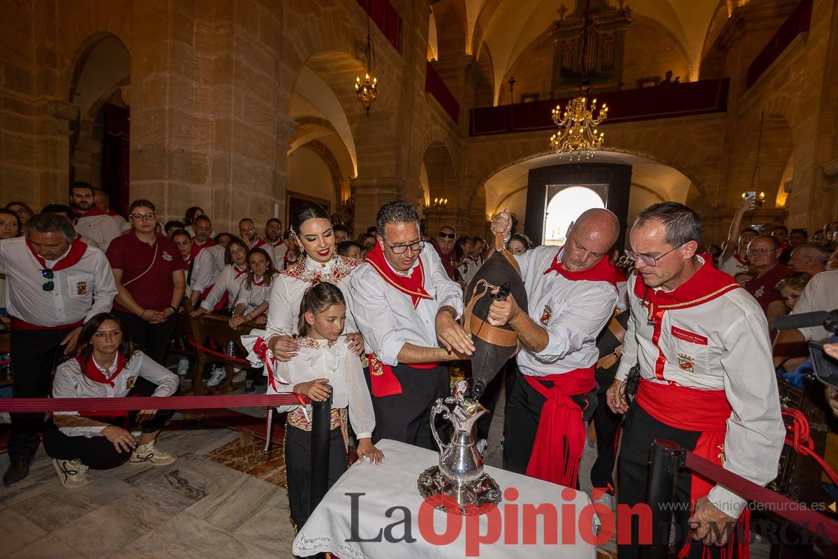 Bandeja de flores y ritual de la bendición del vino en las Fiestas de Caravaca