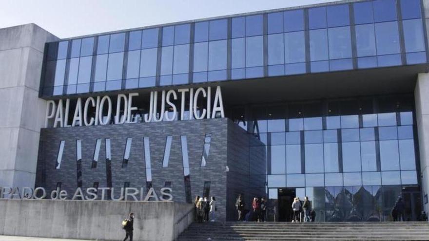 Un perro ataca a un magistrado a las puertas del Palacio de Justicia de Gijón