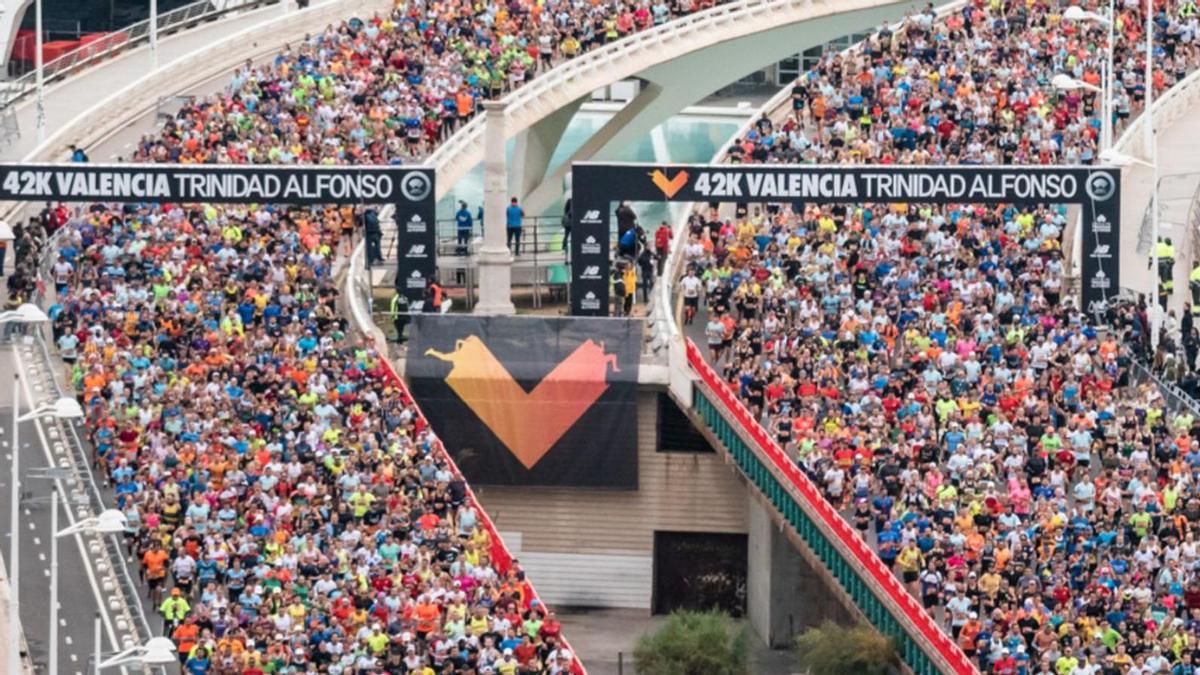 El aspecto multitudinario del Maratón Valencia Trinidad Alfonso en su inicio. | TONI MARÍN