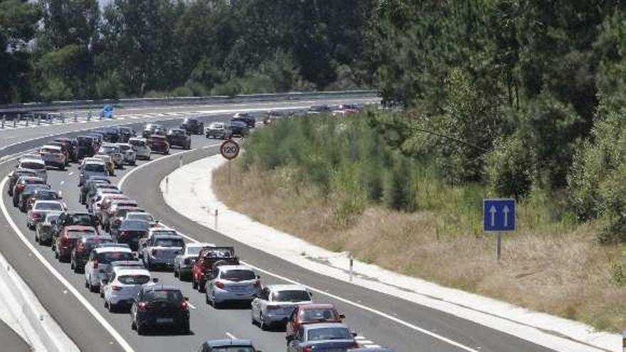 Atascos en la Autovía do Morrazo el reciente fin de semana. // S.Á.