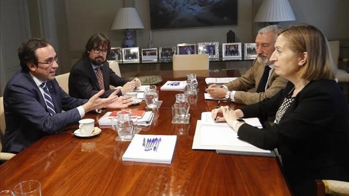 Ana Pastor recibe en su despacho al consejero de Territori i Sostenibilitat de la Generalitat de Cataluna Josep Rull