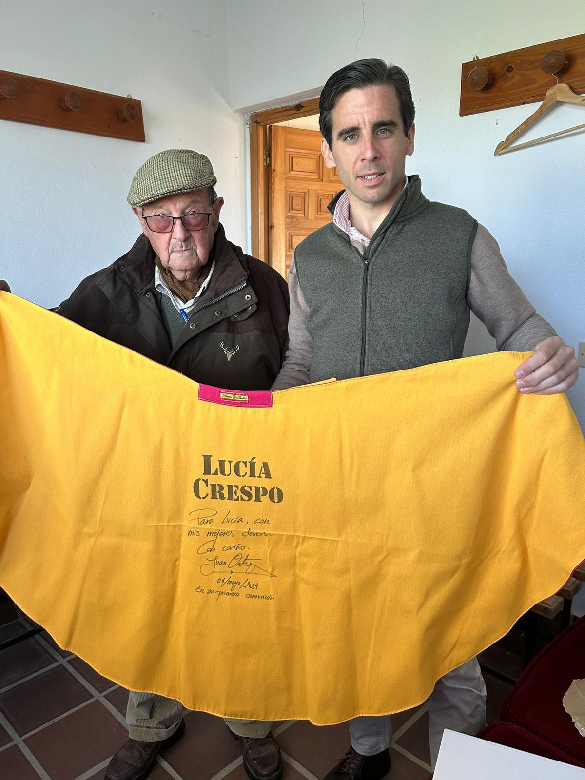 Juan Ortega firma una dedicatoria a Lucía