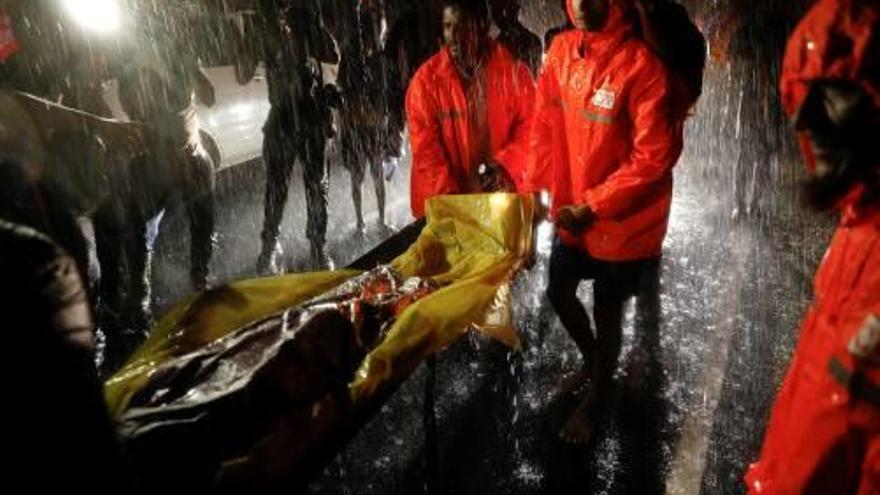 Almenys 14 morts en naufragar una embarcació a Bangladesh