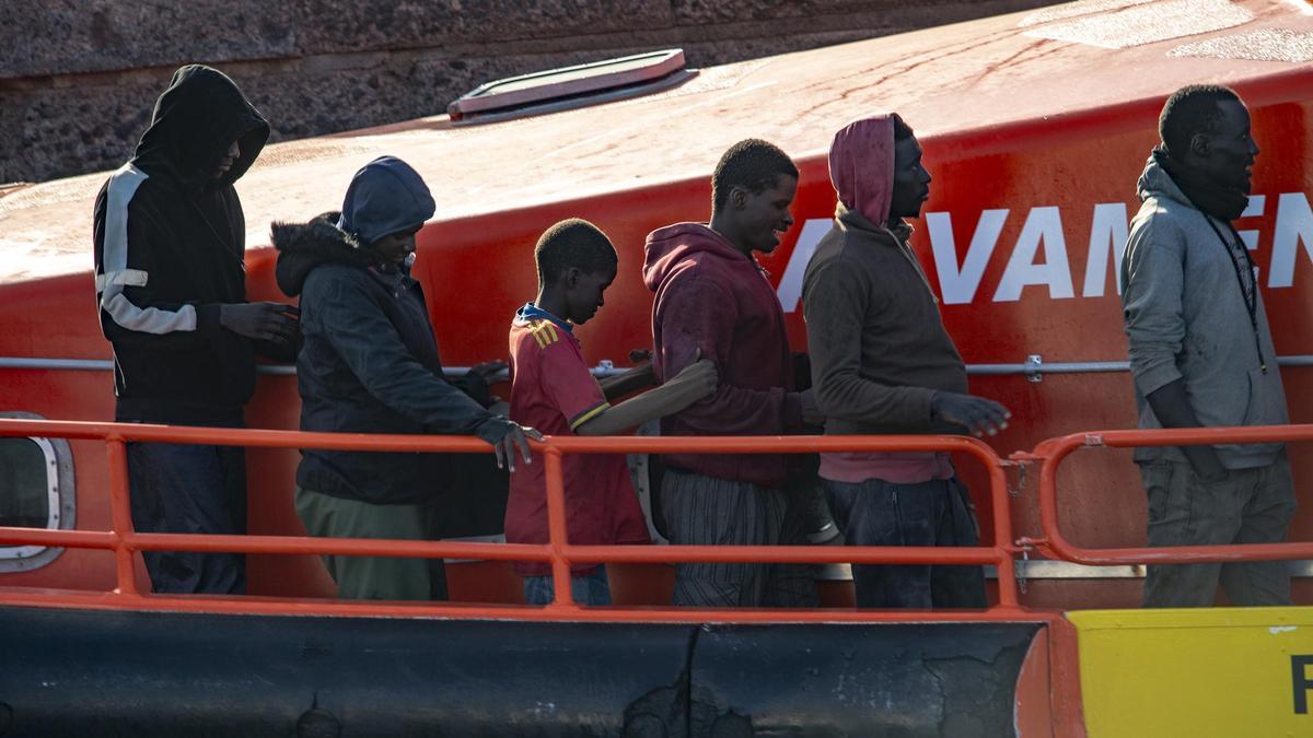 Archivo - Una lancha de Salvamento Marítimo con migrantes en costa de Canarias