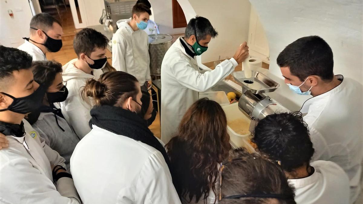 El primer taller, focalitzat en la bioquímica de la fruita, es durà a terme aquest dimecres, 9 de febrer