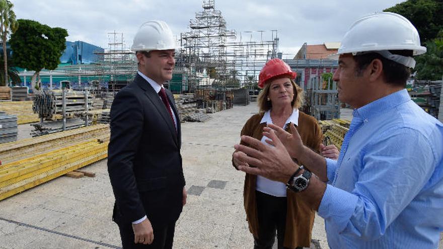 El alcalde Augusto Hidalgo, la concejal de Carnaval, Inmaculada Medina, y el diseñador del escenario, Alberto Trujillo.