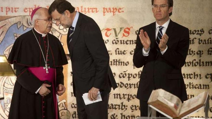 Entrega del Códice Calixtino, con Julián Barrio, Mariano Rajoy y Alberto Núñez Feijóo.