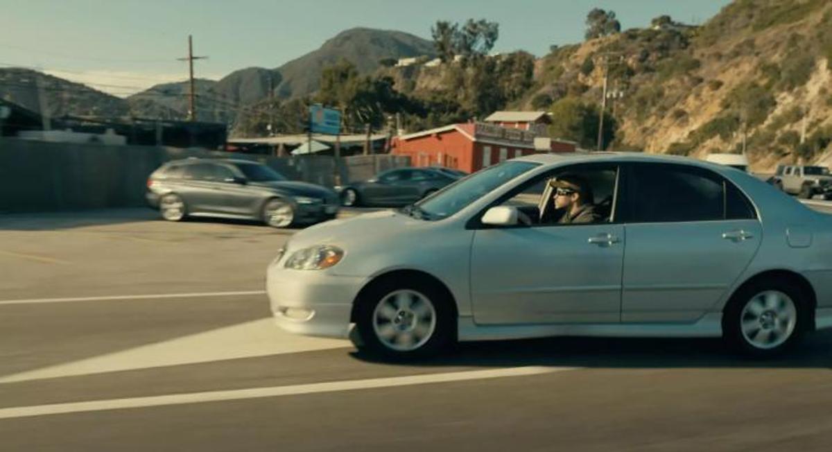 Toyota Corolla gris del 2003 de Bad Bunny