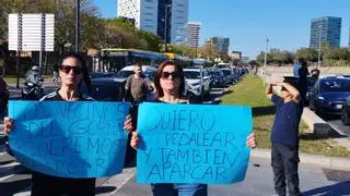"Queremos aparcar": 300 vecinos de L'Hospitalet piden conservar plazas de párking cortando la Granvia