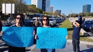 Vecinos del Gornal protestan en la Granvia de LHospitalet por la futura eliminación de plazas de aparcamiento.