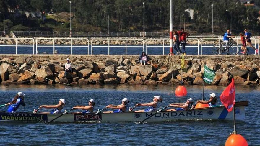 Una de las regatas de trainerillas de ayer en el puerto de Cambados. // Iñaki Abella