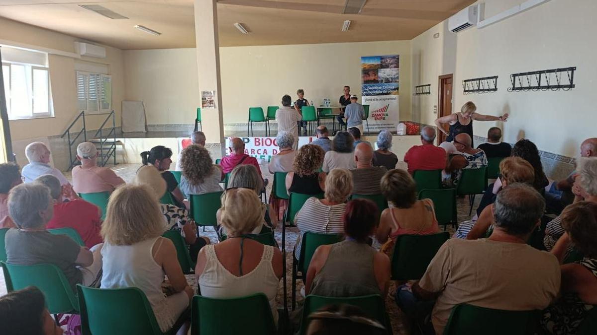 Aspecto de las charla convocada en Castrogonzalo sobre la planta de biogás el jueves por la tarde al comienzo de la reunión.
