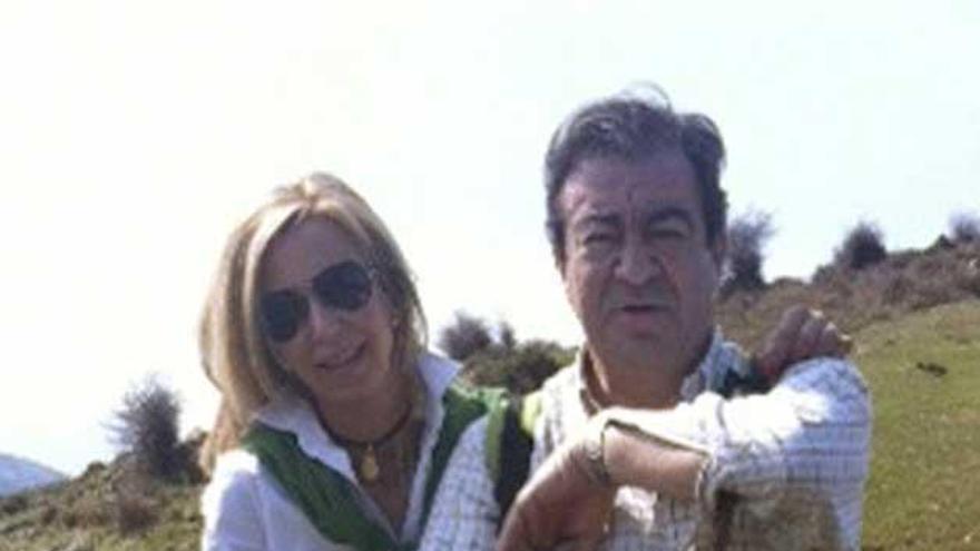 De cuadro. Francisco Álvarez-Cascos (FAC) y su esposa, María Porto, compusieron una curiosa estampa en la montaña. Subieron al Picu Priena y visitaron Covadonga. | efe