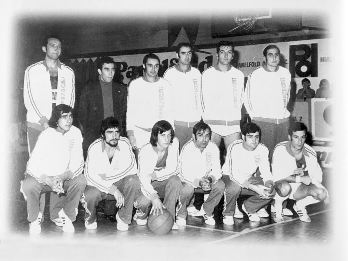 L'equip del CB Manresa: Miquel González, Lluís Maria Planas (entrenador), Josep Armengol, Armando Pérez, Santi Franquesa i Lluís Amat. A sota, Pasqual Pujol, Miquel Mesas, Joan Viladomat, Francesc Holgado, Miquel Oms i Mario Yeves