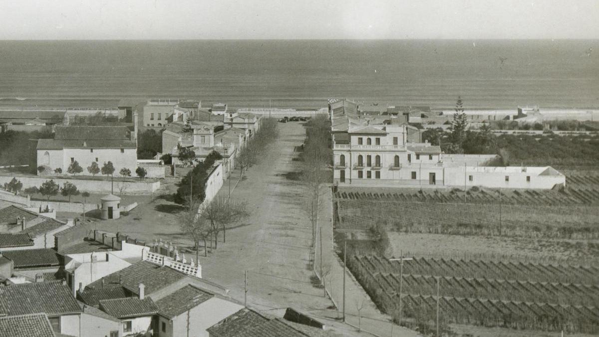 L’actual avinguda a Ibáñez amb l’Hotel Miramar, en primer terme a la dreta, al voltant del 1942.