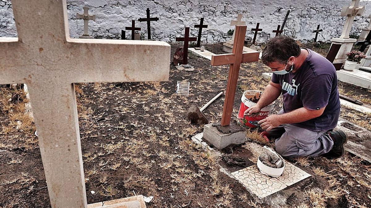 Vecinos de San Andrés reponen cruces en Traslarena para reivindicar su cementerio