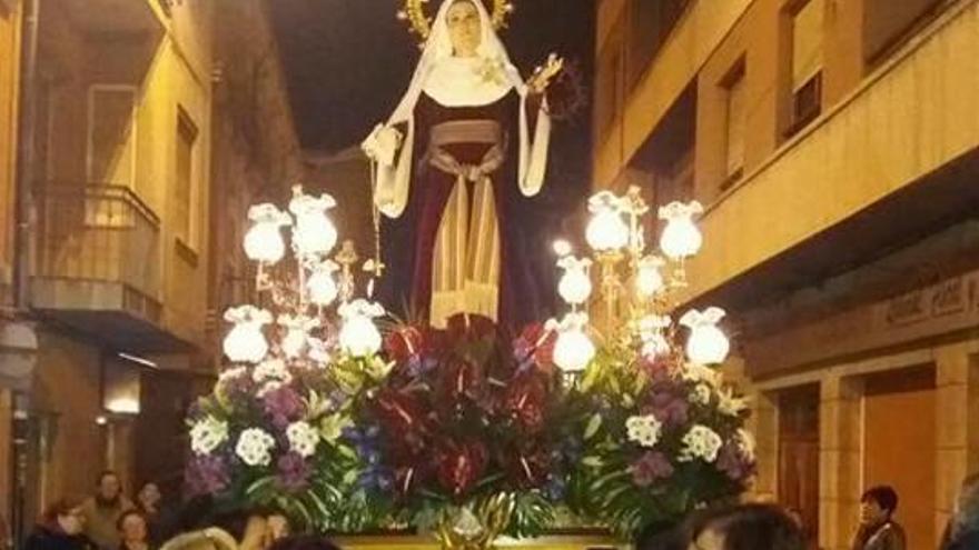 La Dolorosa de Sax con su nuevo manto en la procesión.