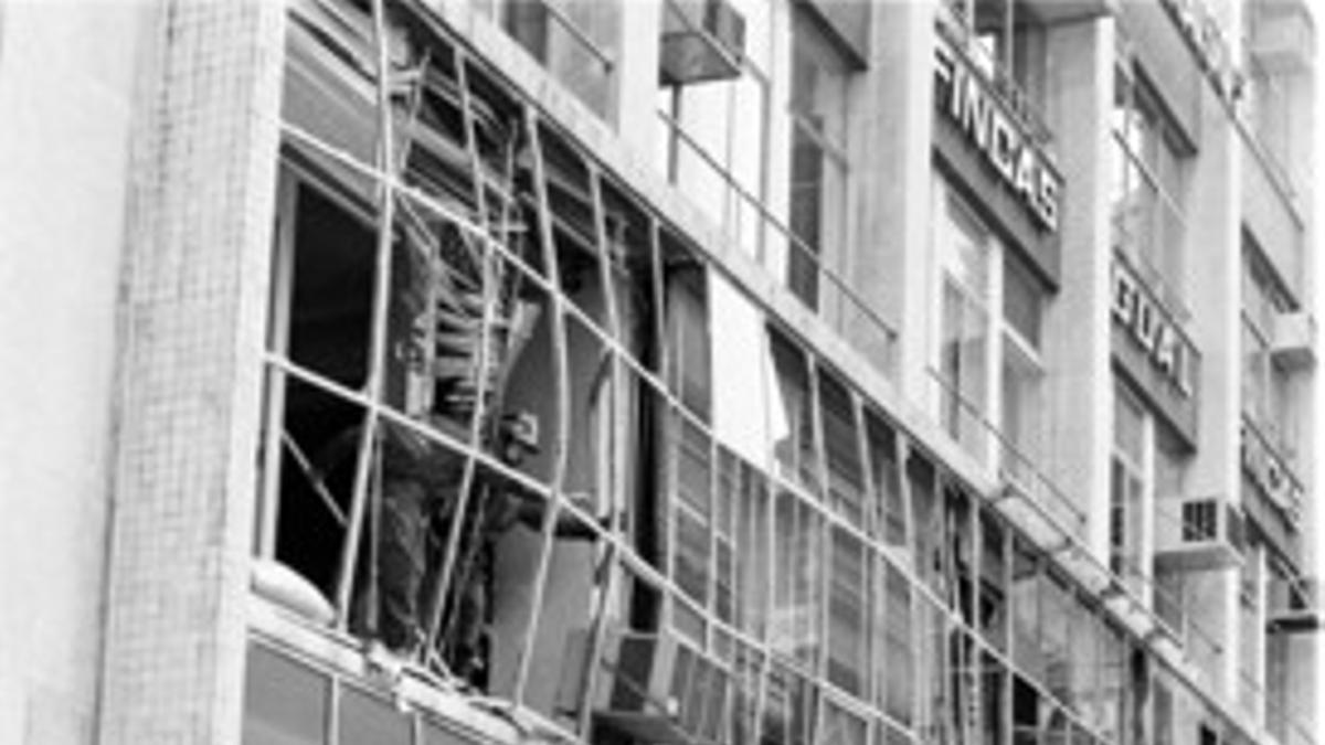 Consecuencias de la bomba contra la revista 'El Papus', el 20 de septiembre de 1977, en la calle de Tallers.