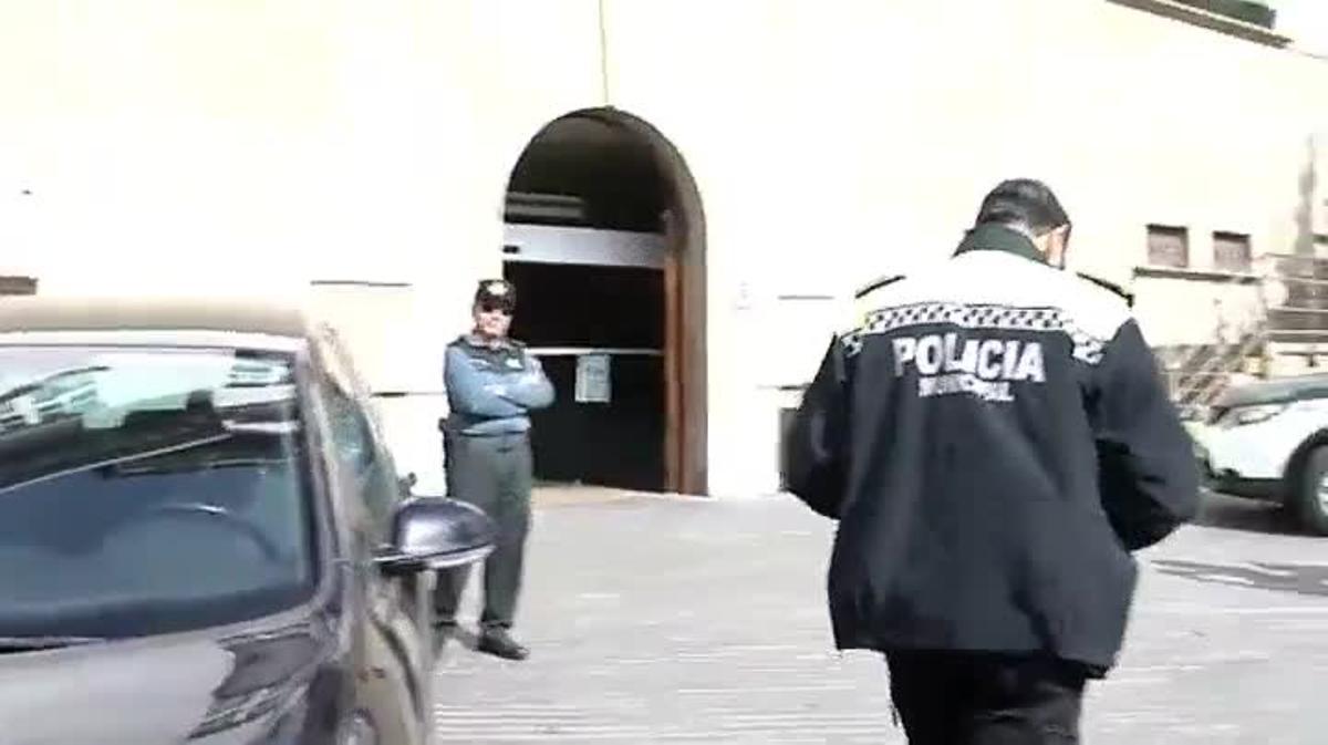 Un agent de la Policia Local dOlot multa dos vehicles de la Guàrdia Civil per estacionar malament