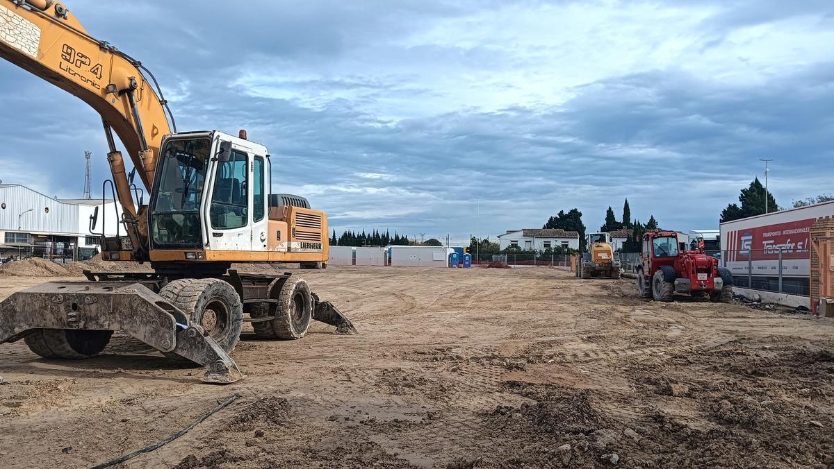 La tienda será elevada con aparcamiento en la planta baja.