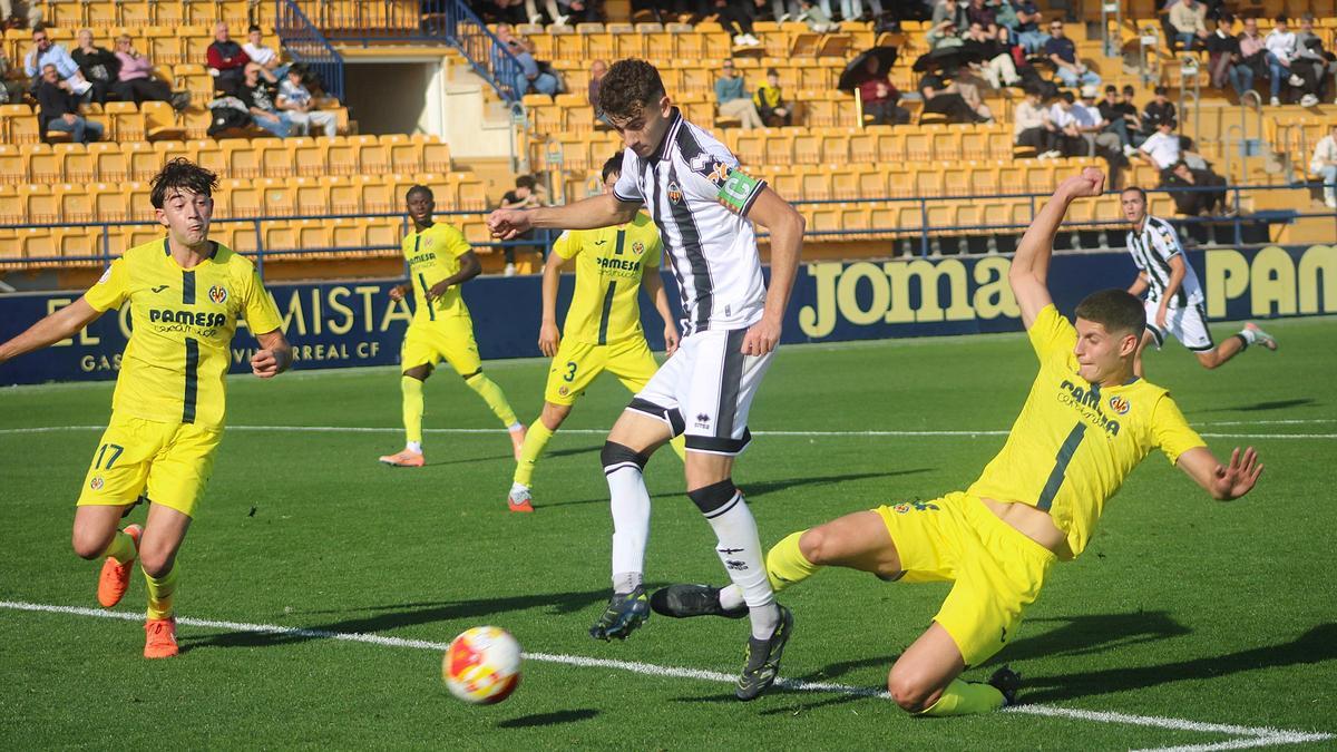 Mark Pla intenta quitarle el balón a Fran Santamaría en un lance del partido en el Mini.