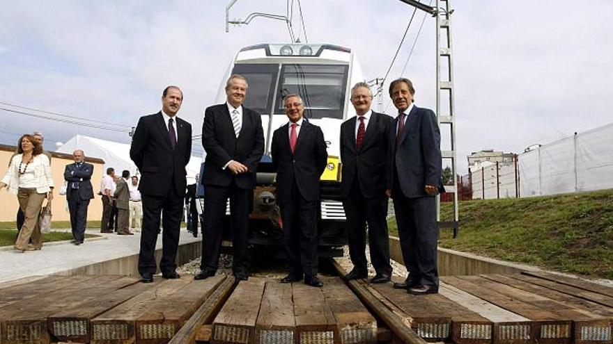 El ministro de Fomento, José Blanco (en el centro), ayer, ante uno de los nuevos trenes en Asturias. / p. requejo