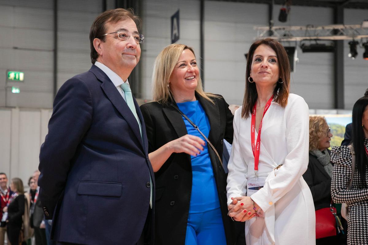 El presidente de la Junta, Fernánde Vara, junto a la presidenta de la Asamblea, Blanca Martín y la consejera de Turismo, Nuria Flores.