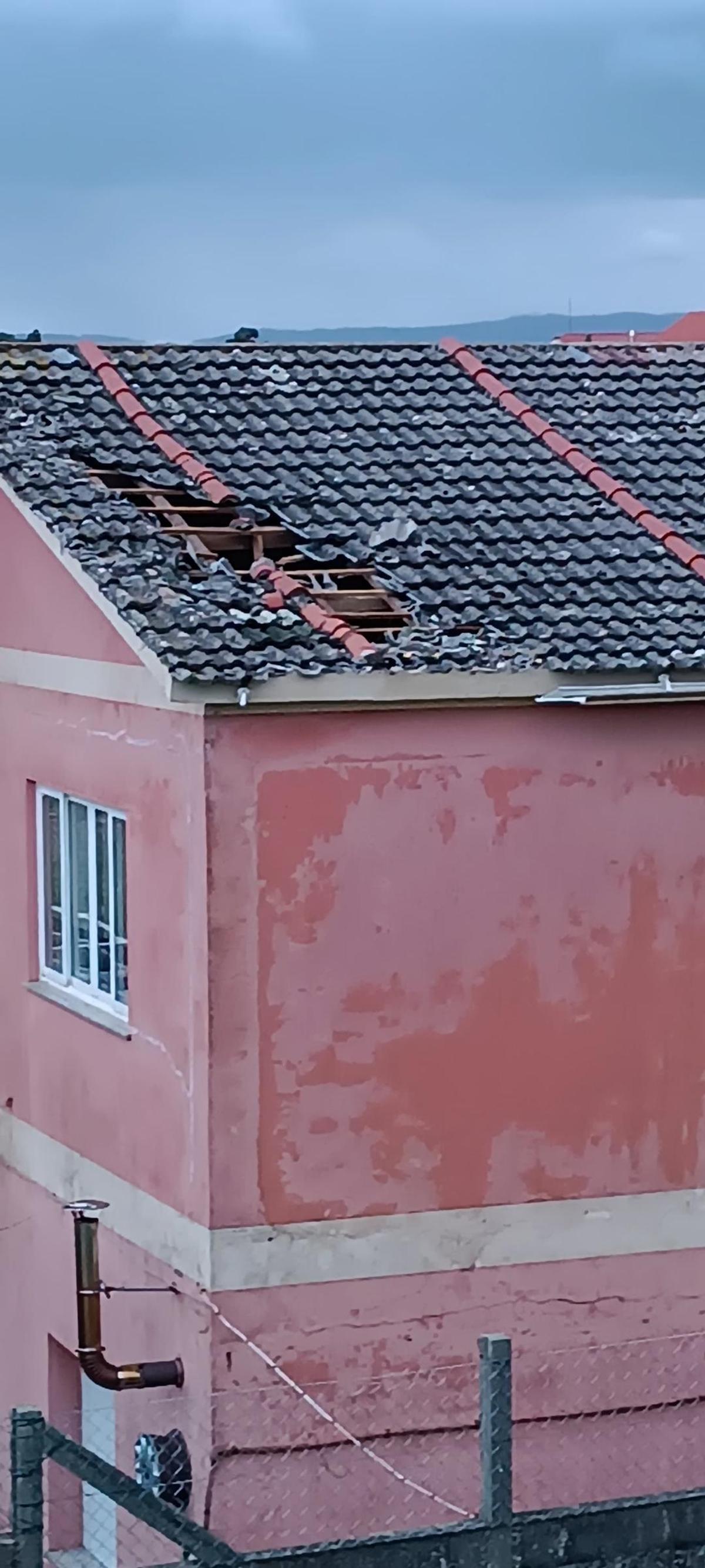 Boquete abierto en el tejado de la vivienda cercana al campo del Beluso.