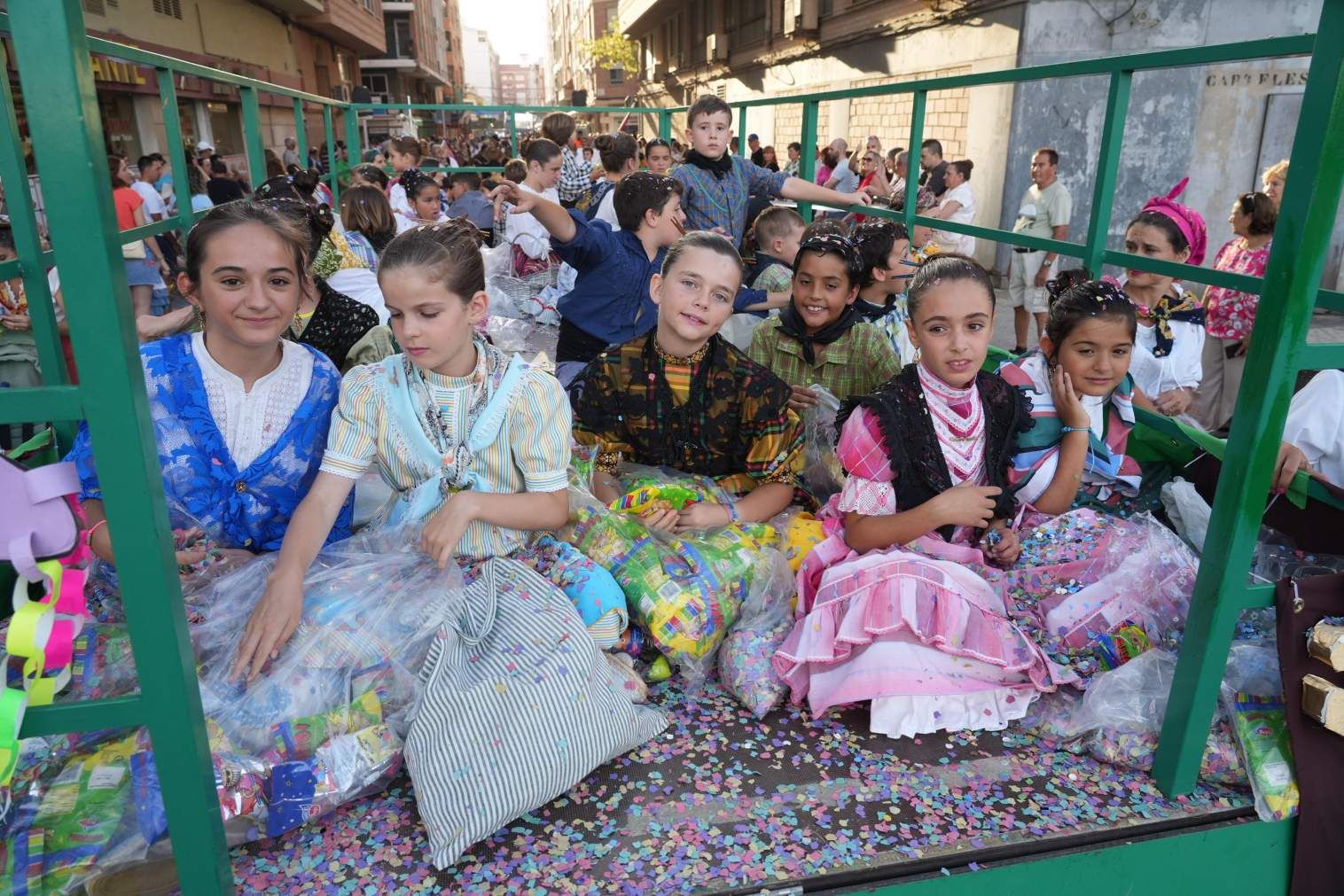 El Grau da inicio a las fiestas de Sant Pere con pólvora, bous y música